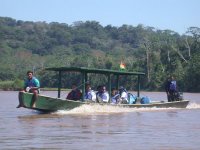 Embarcación del Albergue Ecológico Chalalan transportando turistas.