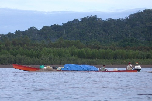 Trasportando materiales en bote