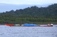 Trasportando materiales en bote