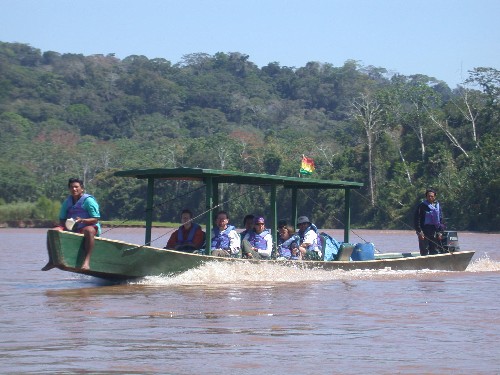 Embarcacion con turistas