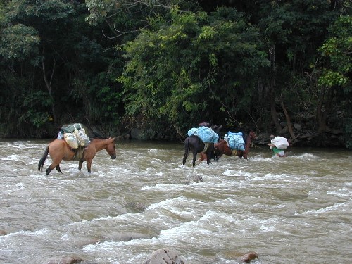 Atravesando el rio Machariapo