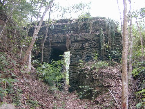 Puerta en piedra y madera