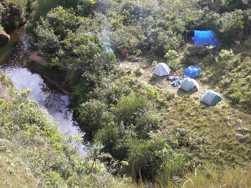 Campamento a lado del rio