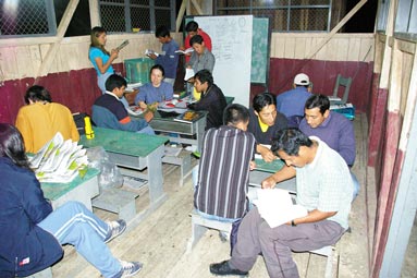 Participantes del Curso de Dendrologa de noviembre 2006, estudiando durante una sesin por la tarde