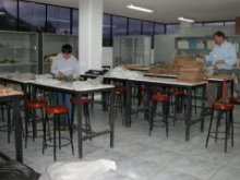 Danilo Minga y Peter J�rgensen prensando plantas en el herbario de la Universidad del Azuay