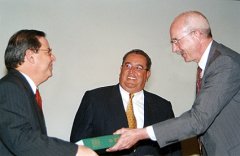 Dr. Noel Ramírez, Presidente del Banco Central, Dr. Arnoldo Alemán, Presidente de Nicaragua y Dr. Warren Douglas Stevens, Curador del Jardín Botánico de Missouri